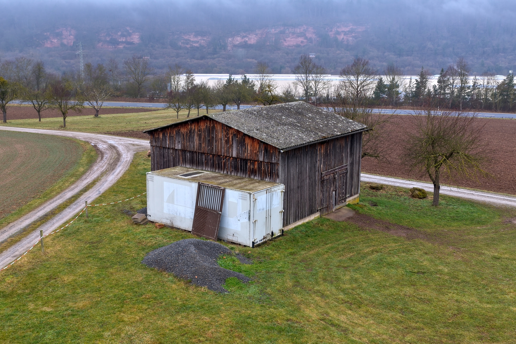 Das Haus im Grünen – freundliche Fassade mit viel Grün