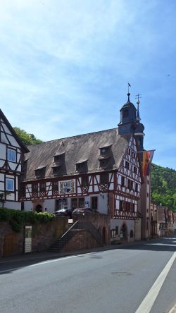 Das historische Rathaus und die denkmalgeschützte Altstadt