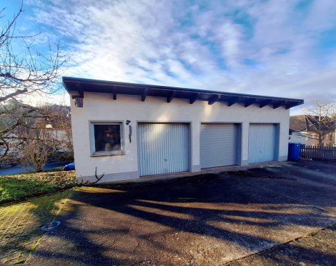 Drei Garagen mit Werkstatt