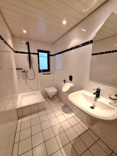Badezimmer mit Dusche im EG