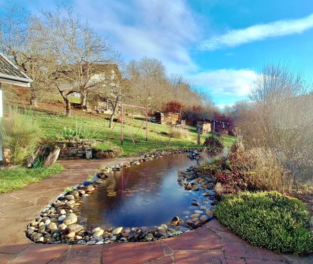 Der Gartenteich an der Terrasse